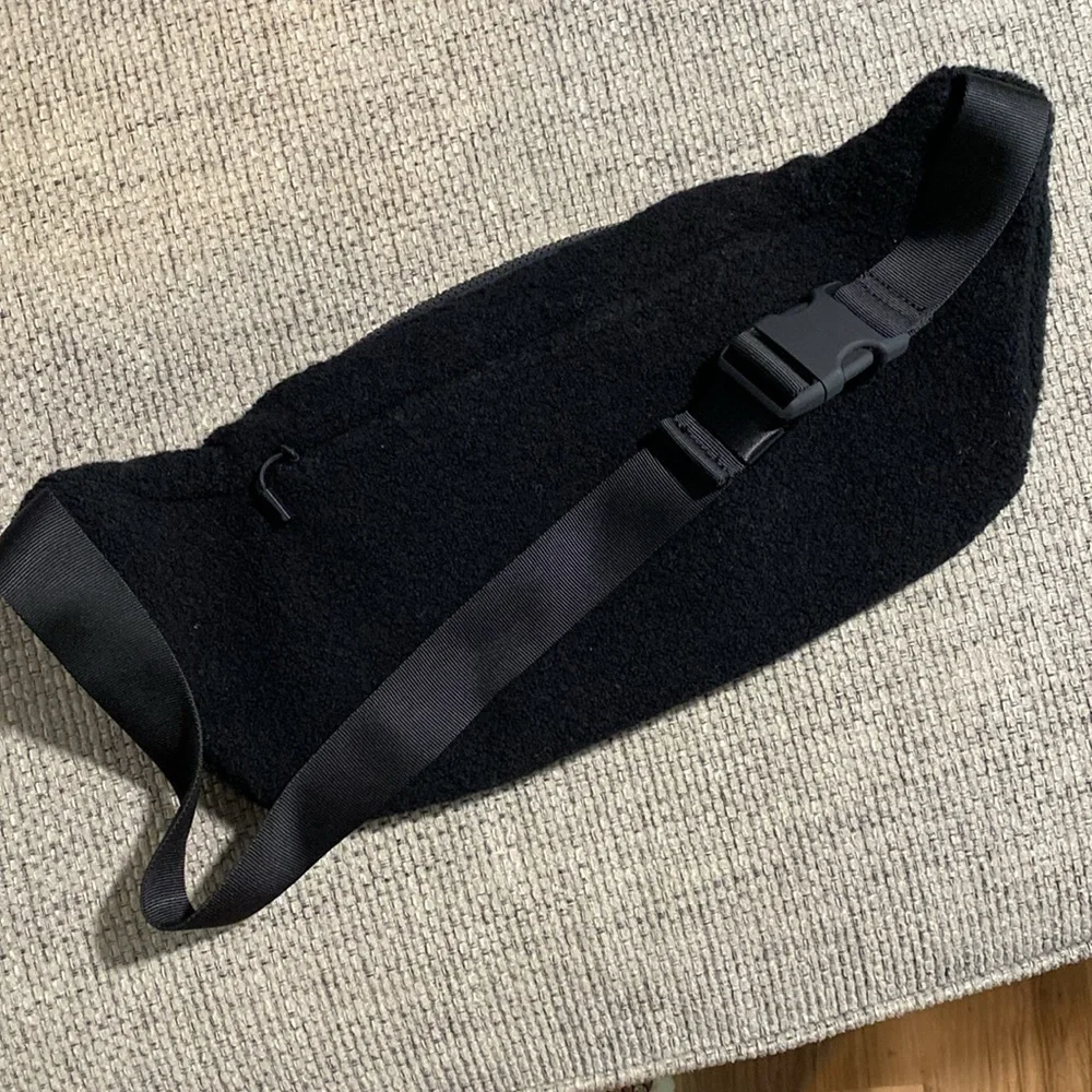 RARE Lululemon On the Beat‎ Belt Bag Black Sherpa 5L